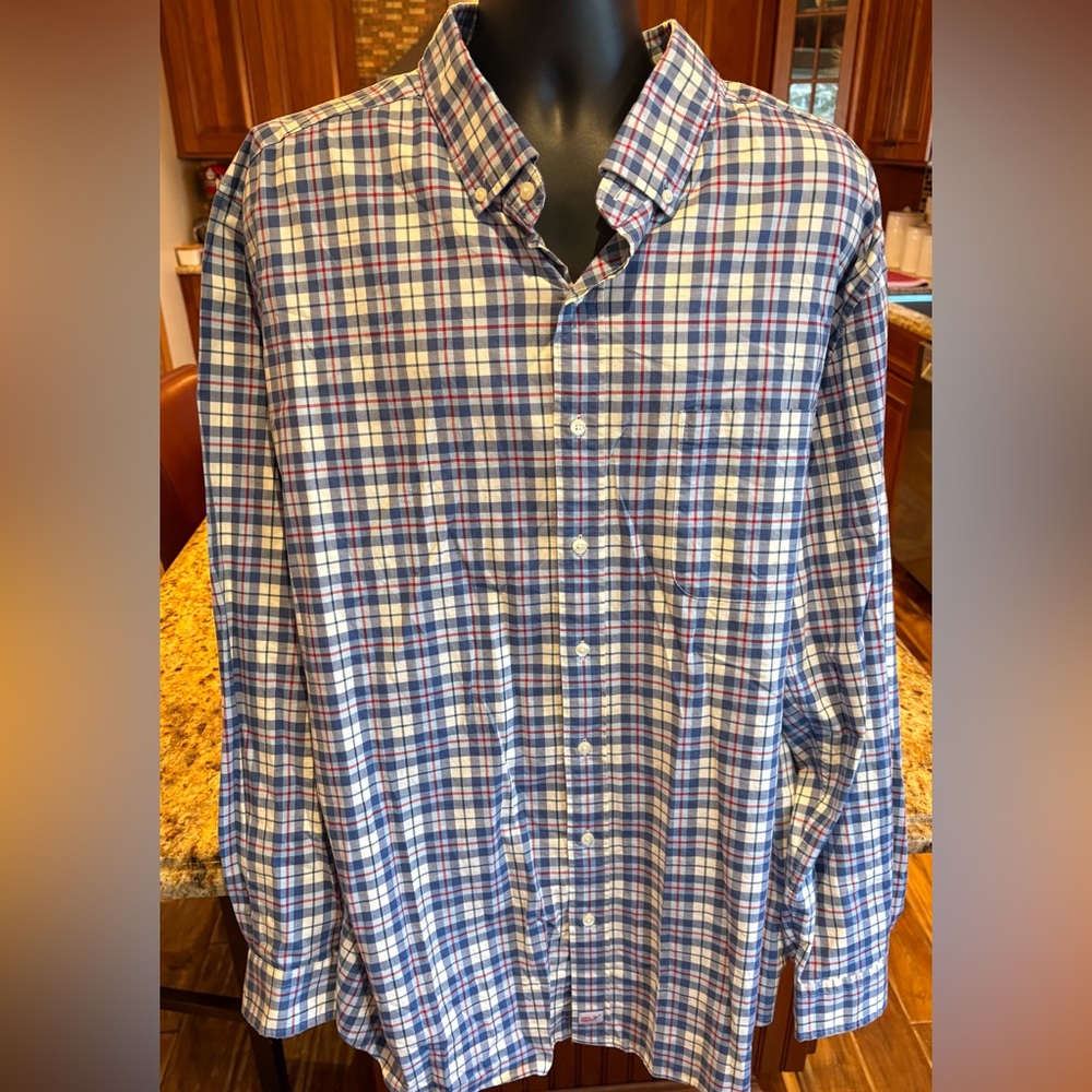 Vineyard Vines men’s‎ button front plaid shirt. Sharp blue/red plaid with logo.